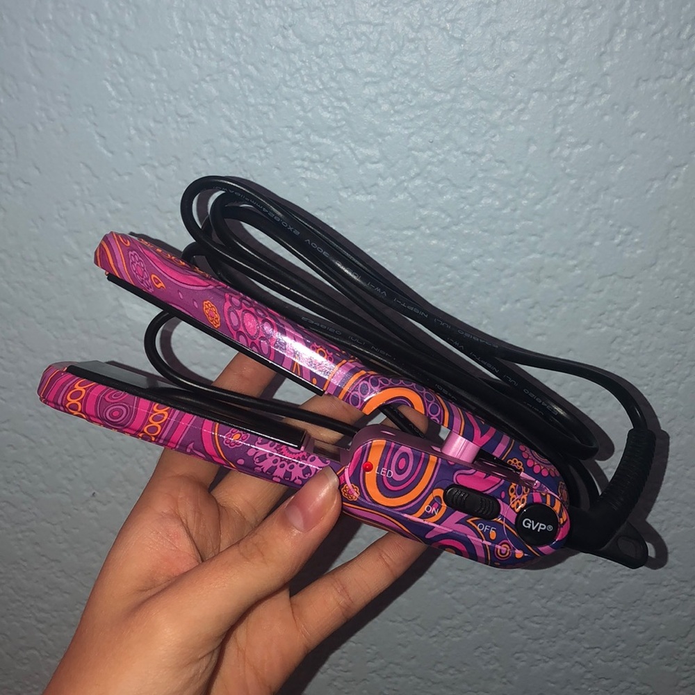 Mini gvp hair straightener 🌸